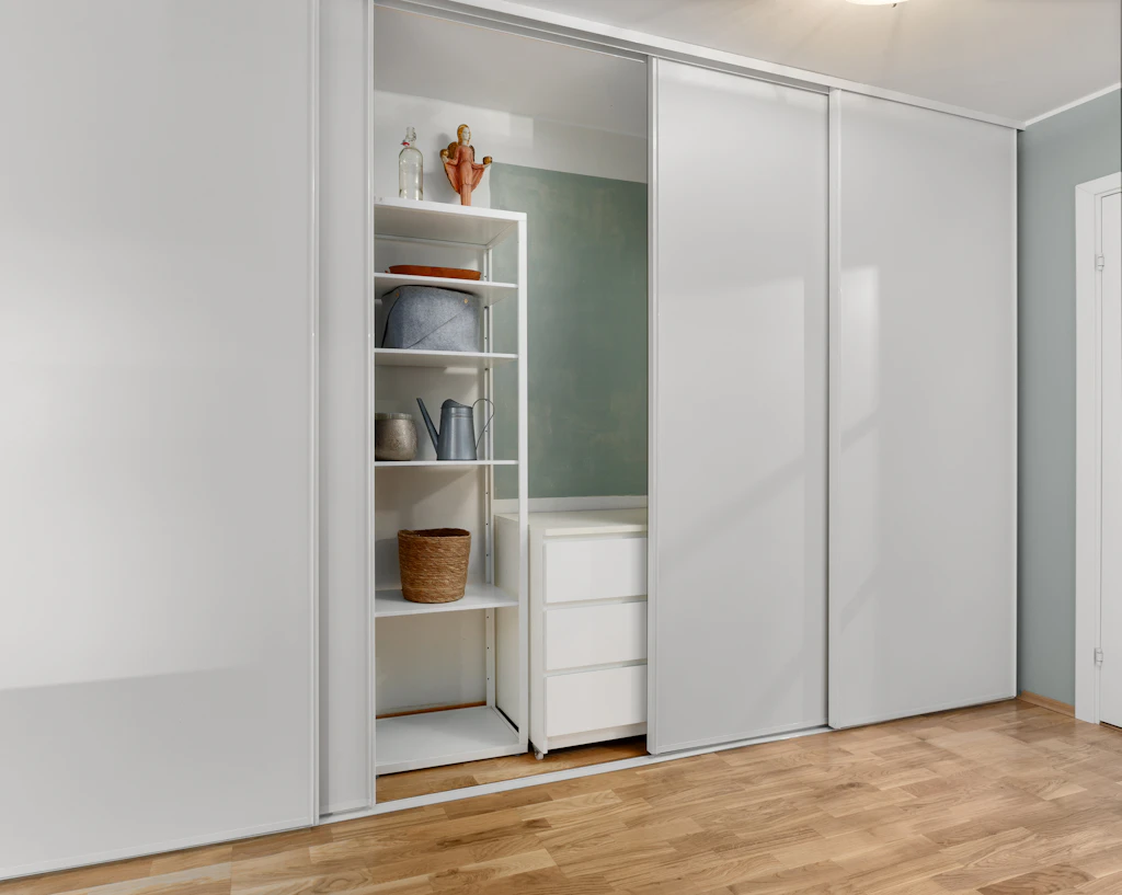Ropero de melamina blanco con puertas corredizas