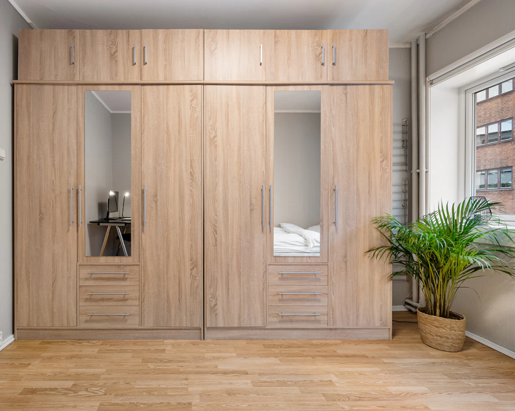 Ropero grande de melamina de 3 o 4 puertas en dormitorio principal